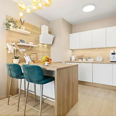 Golden Sunflower Apartment *