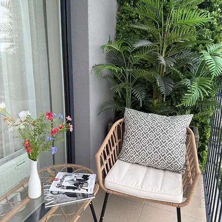 Golden Sunflower Apartment *